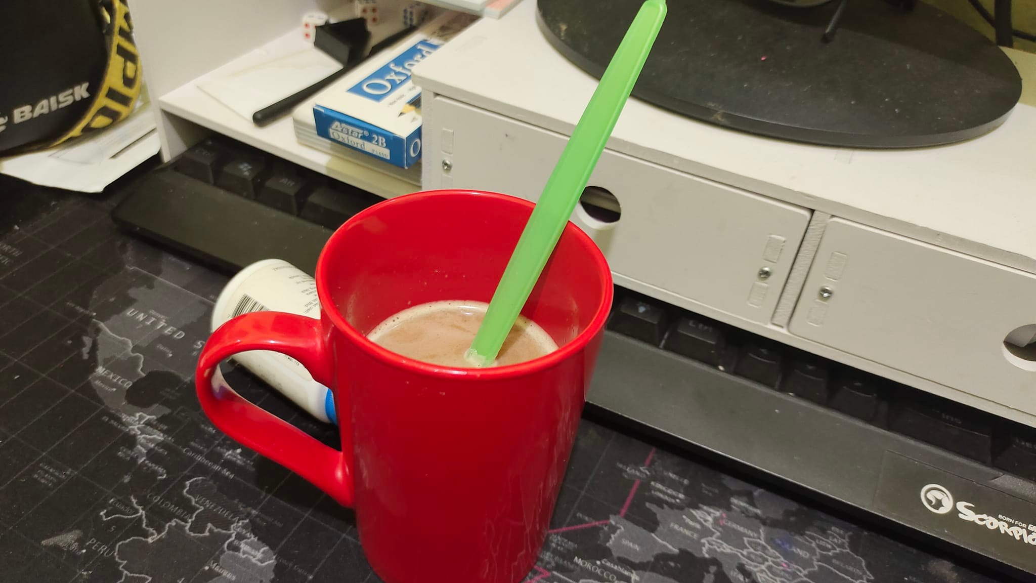 Secawan minuman dan ubatan bipolar di atas meja kerja