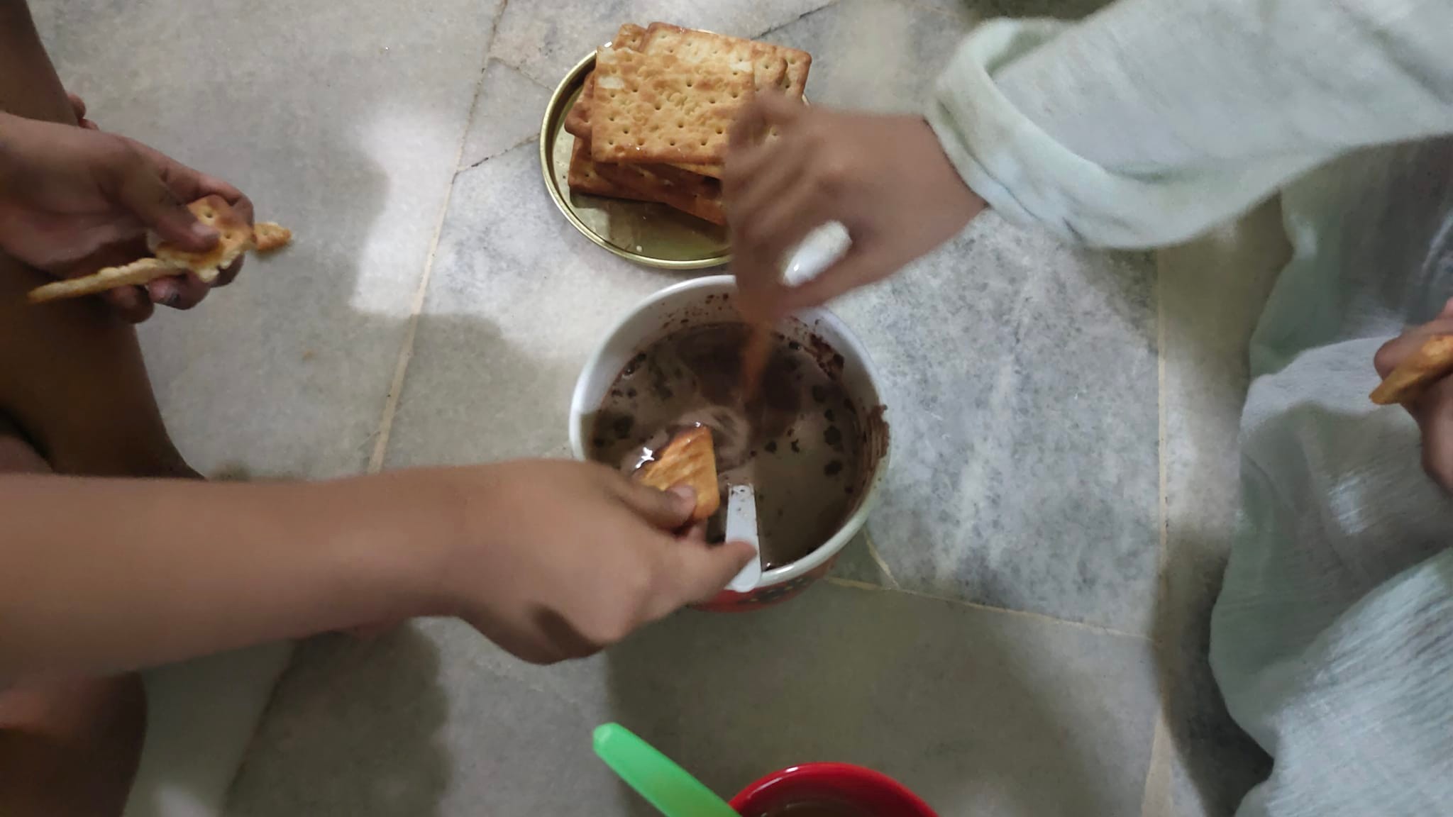 Berebut mencicah biskut di dalam satu cawan