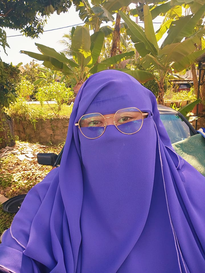 Lihat ke arah yang berlawanan, timba ilmu dan kuatkan diri. Poster inspirasi dengan mesej motivasi dan refleksi – “Lihat ke arah yang berlawanan, timba ilmu dan kuatkan diri”.
