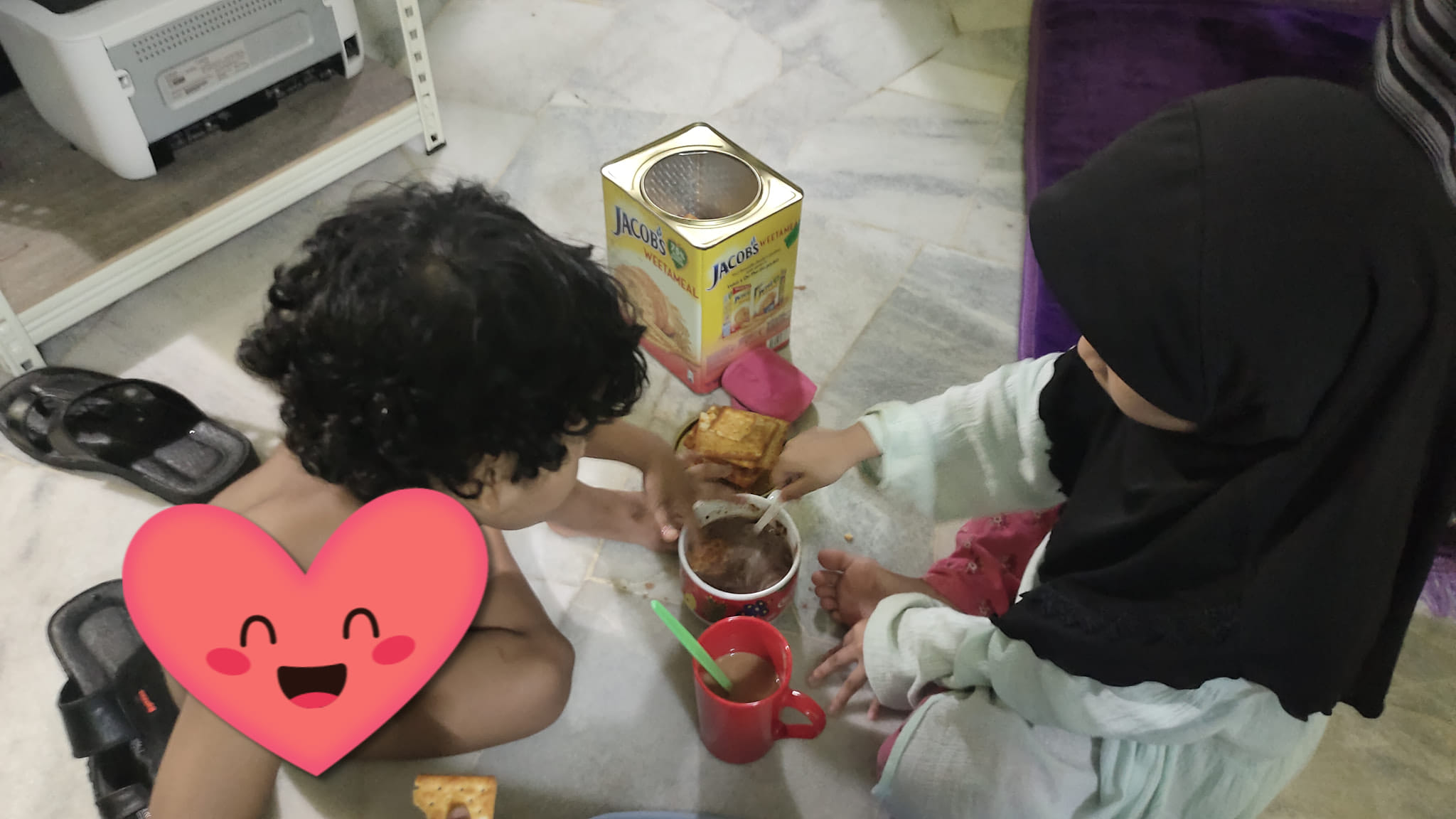 Ammmar dan Ameera mencicah biskut