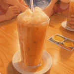 Secawan teh ais berbuih melimpah melambangkan fikiran yang tidak berhenti berfikir