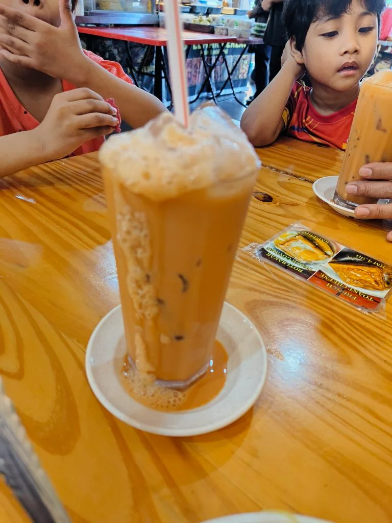 Secawan teh ais berbuih melimpah melambangkan fikiran yang tidak berhenti berfikir Secawan teh ais berbuih melimpah melambangkan fikiran yang tidak berhenti berfikir
