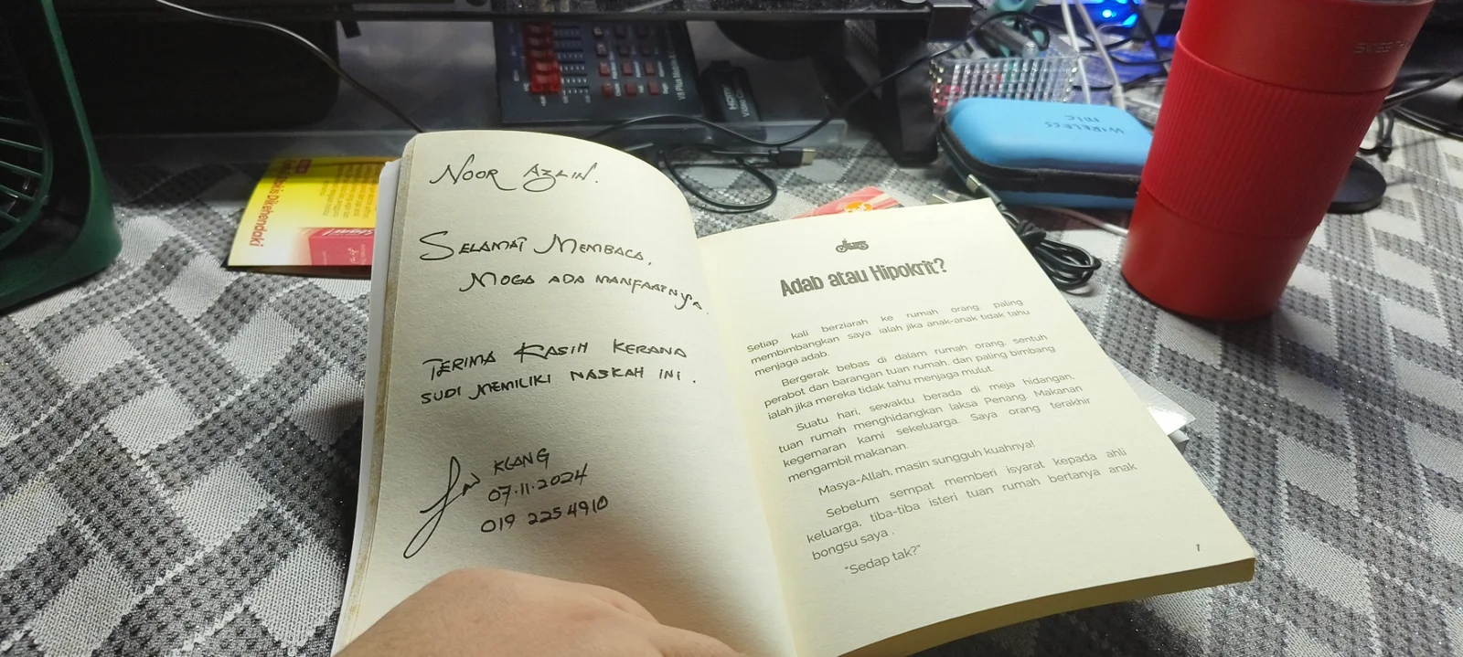 Buku Aku Dia dan Rezeki 2 dengan tulisan tangan penulis di halaman pertama