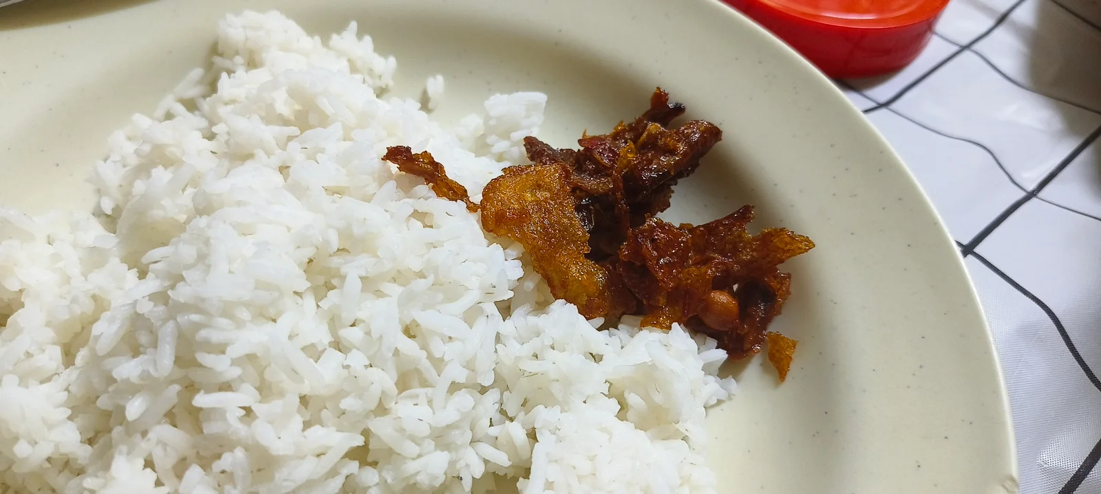 Nasi putih panas dimakan bersama sambal kentang goreng rangup