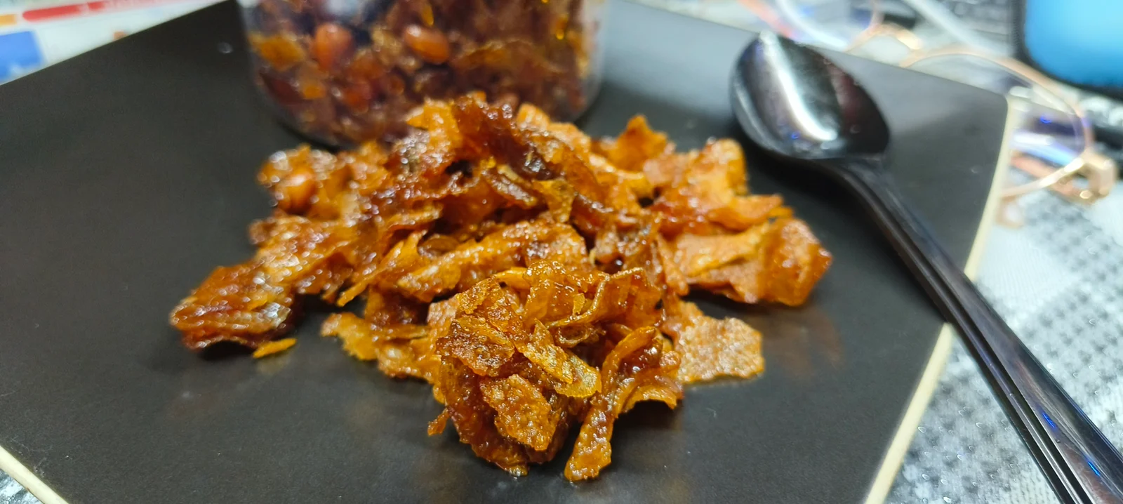Sambal kentang goreng rangup close up dengan tekstur garing dan berempah
